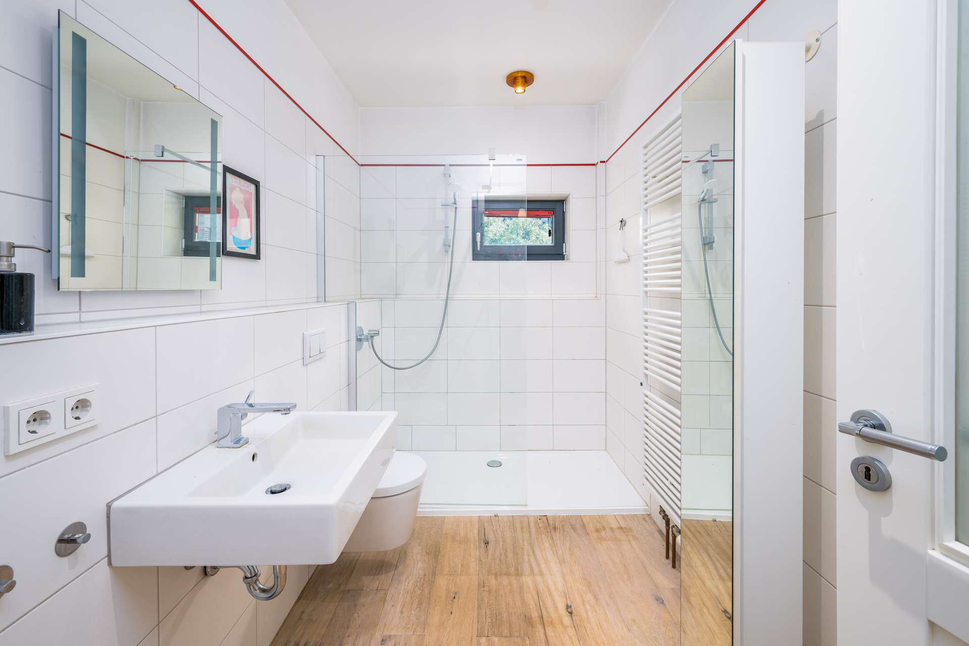 Modernes Badezimmer mit Walk-in-Dusche